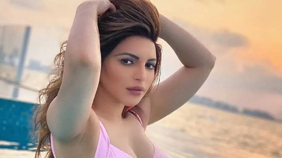 The age of this beauty jumping in the sea surprises everyone Shama Sikander's age surprises everyone, her bold and hot video goes viral from the beach! -Hindi Filmibeat