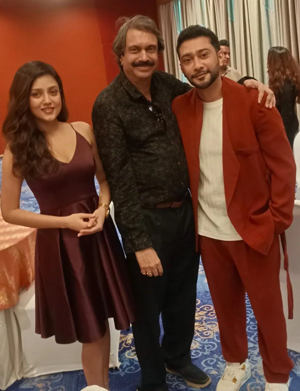 Zaid Darbar and Mishhti with Chaitanya Padukone (centre)