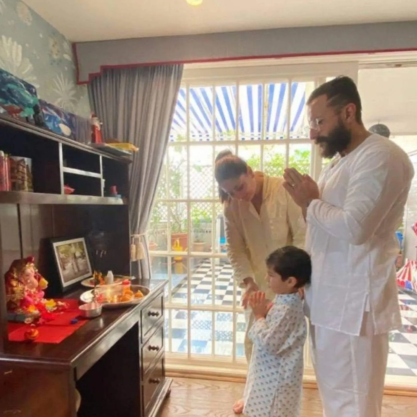 Ganpati Bappa arrives at Kareena Kapoor and Saif Ali Khan's house, shares photos with Taimur - Kareena Kapoor and Saif Ali Khan Ganesh Puja with Taimur, see photos - News18 Hindi