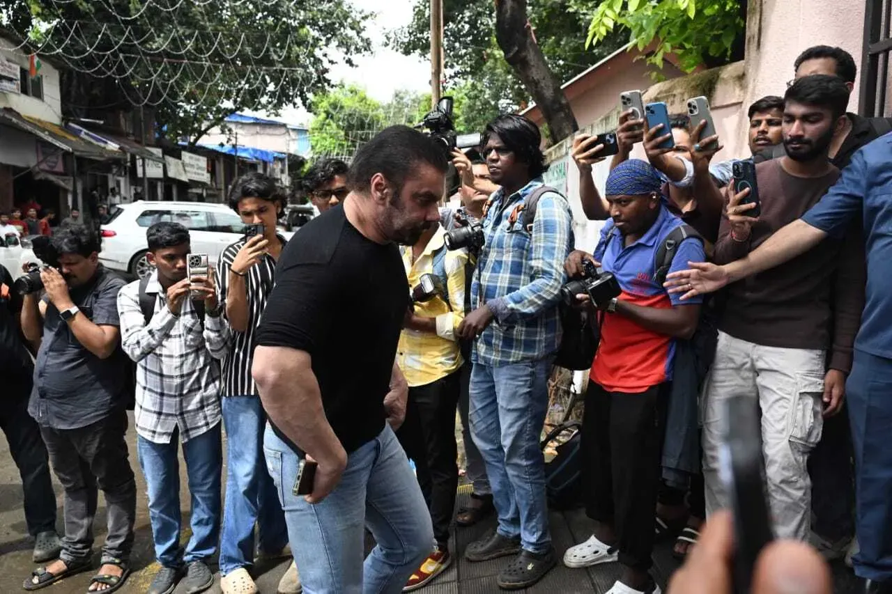 Sohail Khan dressed in a black t-shirt was seen arriving for the crematorium (Pic/Anurag Ahire)