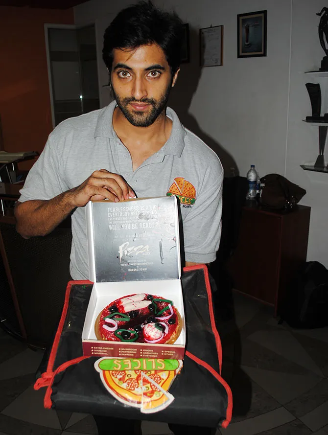 PIX: Akshay Oberoi's Pizza party at Rediff! - Rediff.com