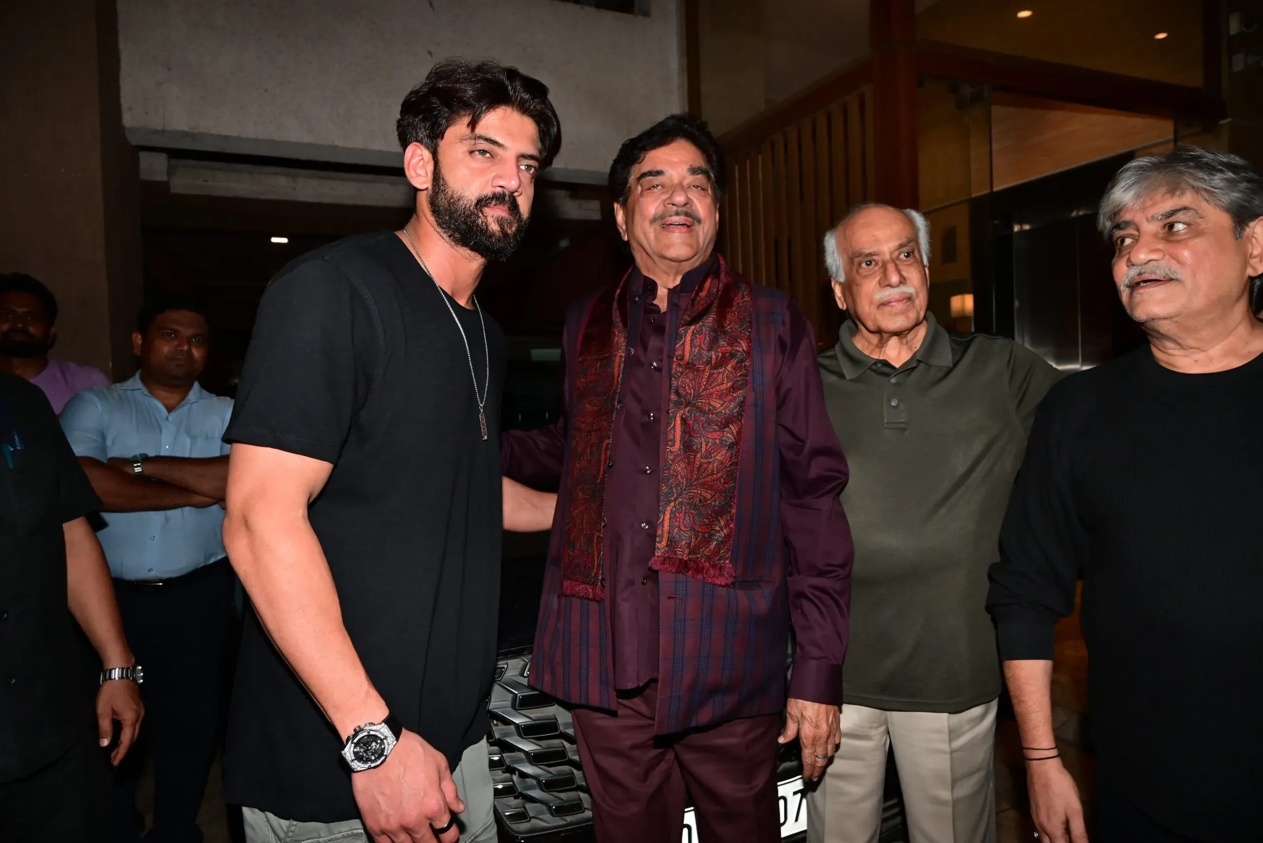 Zaheer touched Shatrughan Sinha's feet, posed together, Sonakshi ignored the paps - Shatrughan Sinha clicked with Zaheer Iqbal posed together actor touched his feet sasur damaad