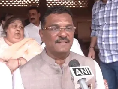 Maharashtra Minister Pays Tribute
