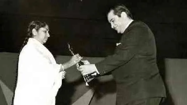 Lata Mangeshkar fought for awards for playback singers, refused to perform  | लता मंगेशकर ने प्लेबैक सिंगर को अवार्ड्स देने के हक के लिए लड़ी लड़ाई  -Hindi Filmibeat