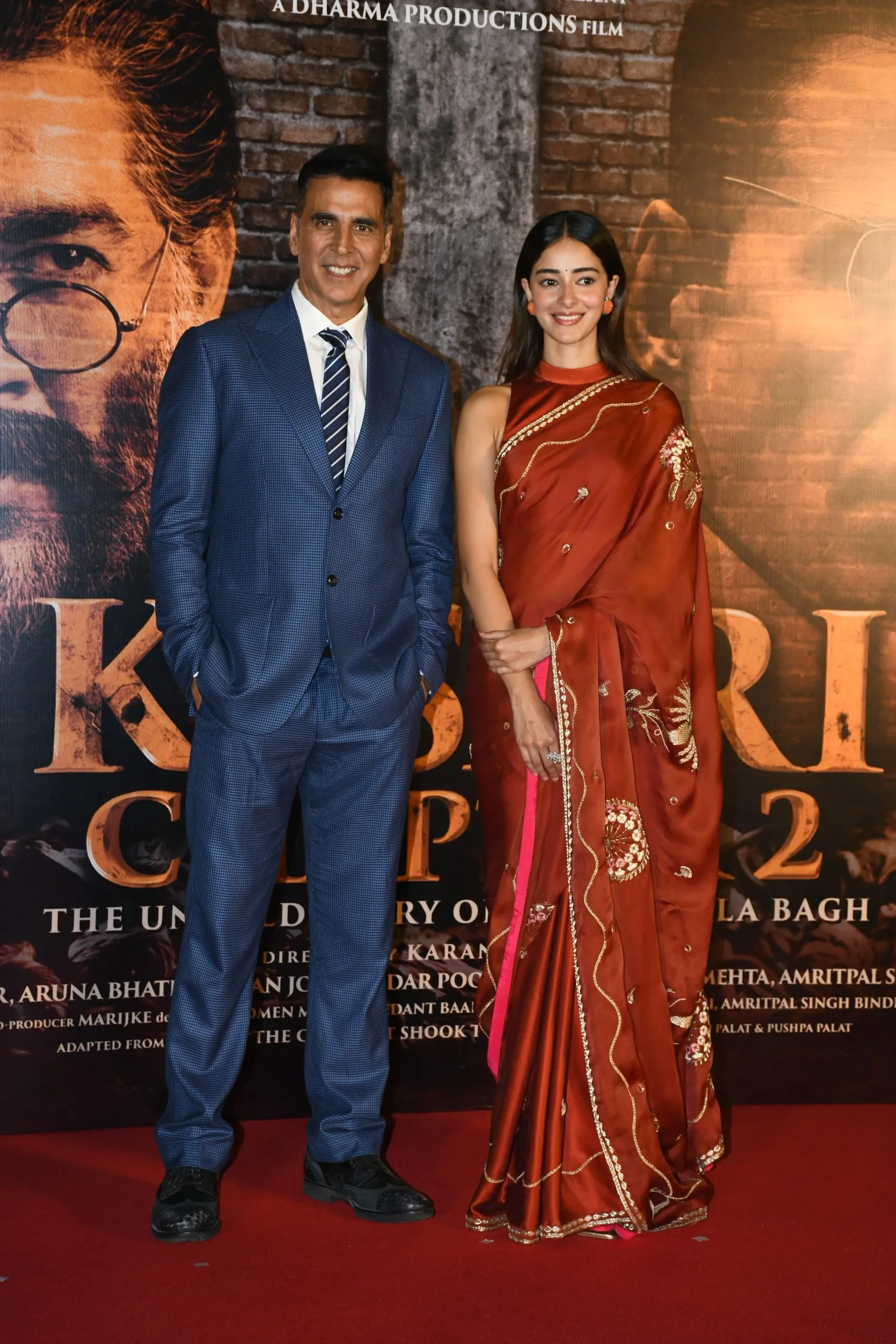 The lead actors Akshay Kumar and Ananya Panday also clicked a picture together. (Image: Viral Bhayani)