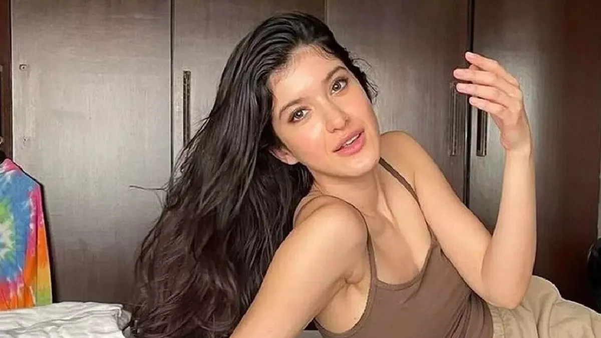 Shanaya Kapoor Set To Make Debut | Shanaya Kapoor Debut Film Opposite  Vikrant Massey In Aankhon Ki Gustaakhiyan | Shanaya Kapoor To Make Debut  After Karan Johar's Bedhadak Shelved - Filmibeat