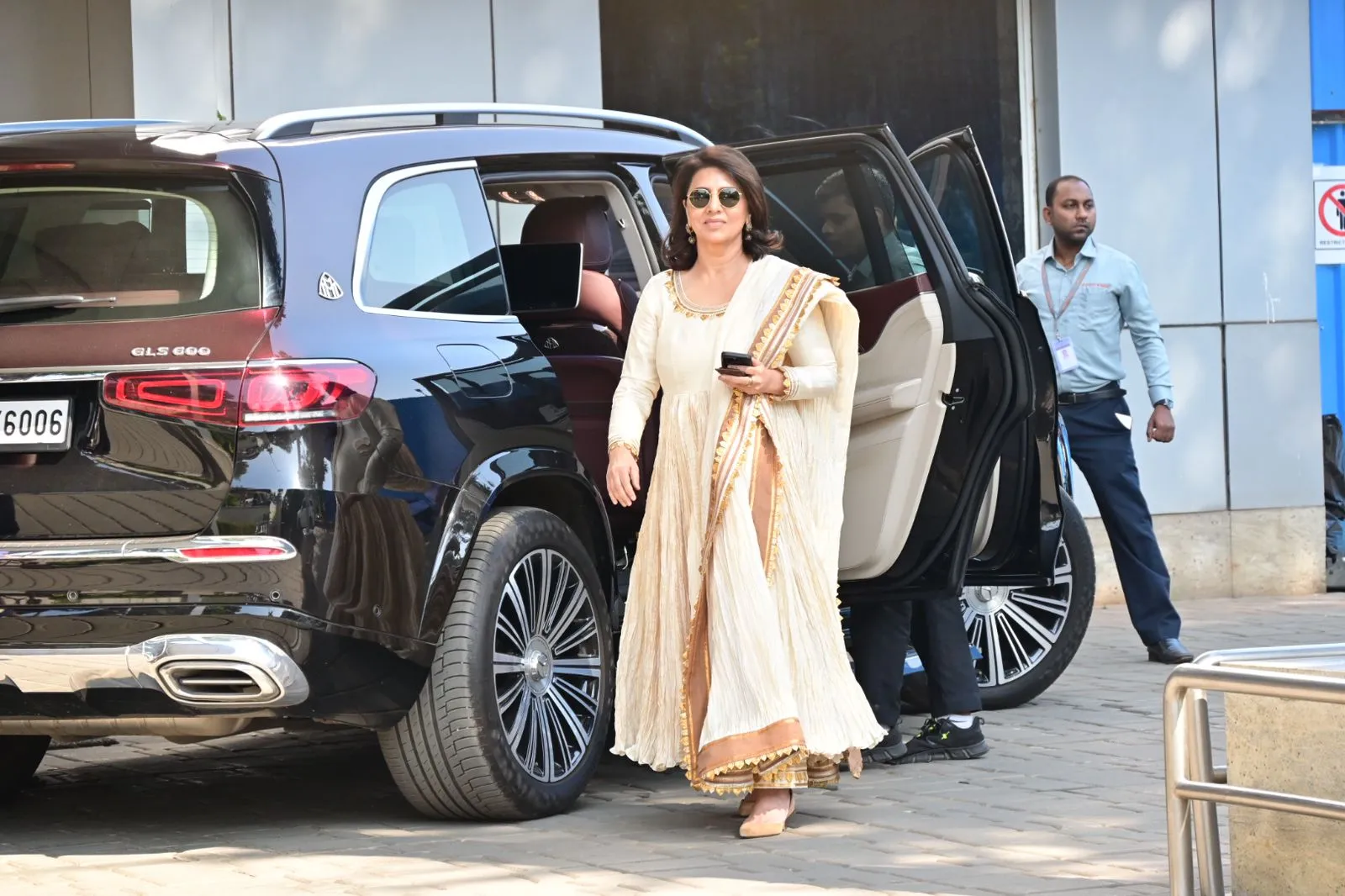 Pics: Ranbir-Alia, Kareena-Karisma and Neetu leave for Delhi to meet PM Modi  - India Today
