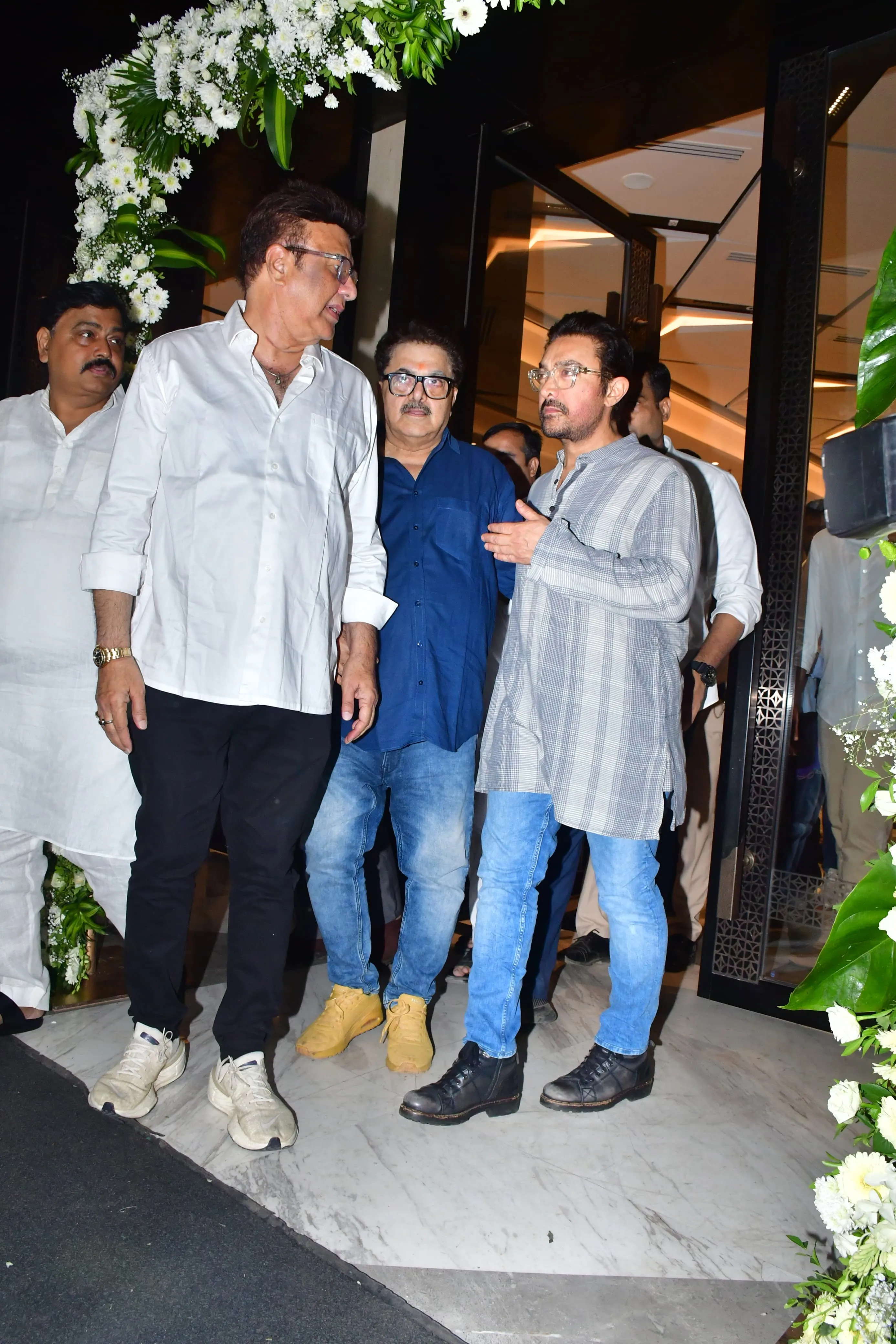 Aamir Khan, Jaya Bachchan, Ranjit and celebs attend Manoj Kumar's prayer  meet - India Today