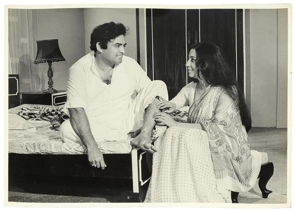 SUCHITRA SEN & SANJEEV KUMAR IN AANDHI (1975) @ | StoryLTD