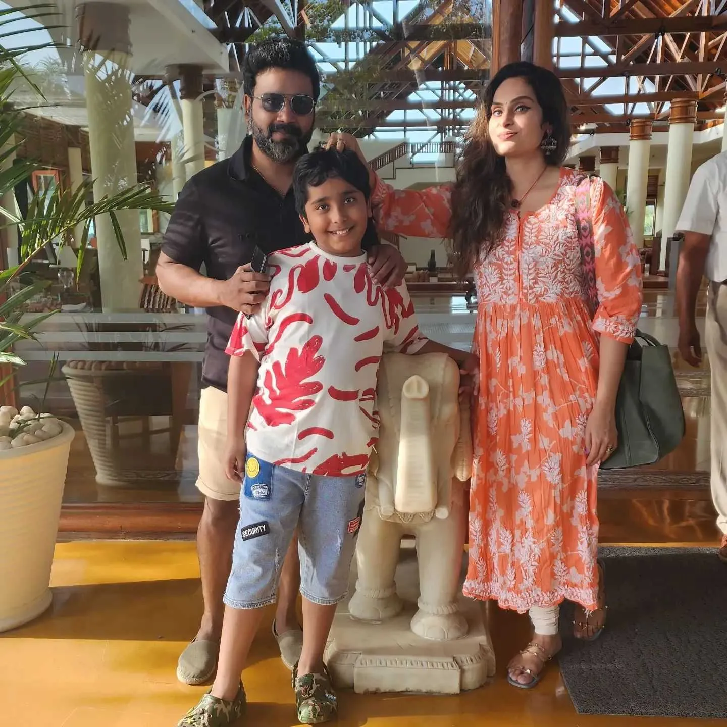 Actress Shrutika | Actress Shrutika Arjun Latest Photos : அடடா எனை ஏதோ  செய்கிறாய் ! நடிகை ஸ்ருத்திகா அர்ஜுன் குடும்பத்துடன் சமீபத்திய  புகைப்படங்கள்!