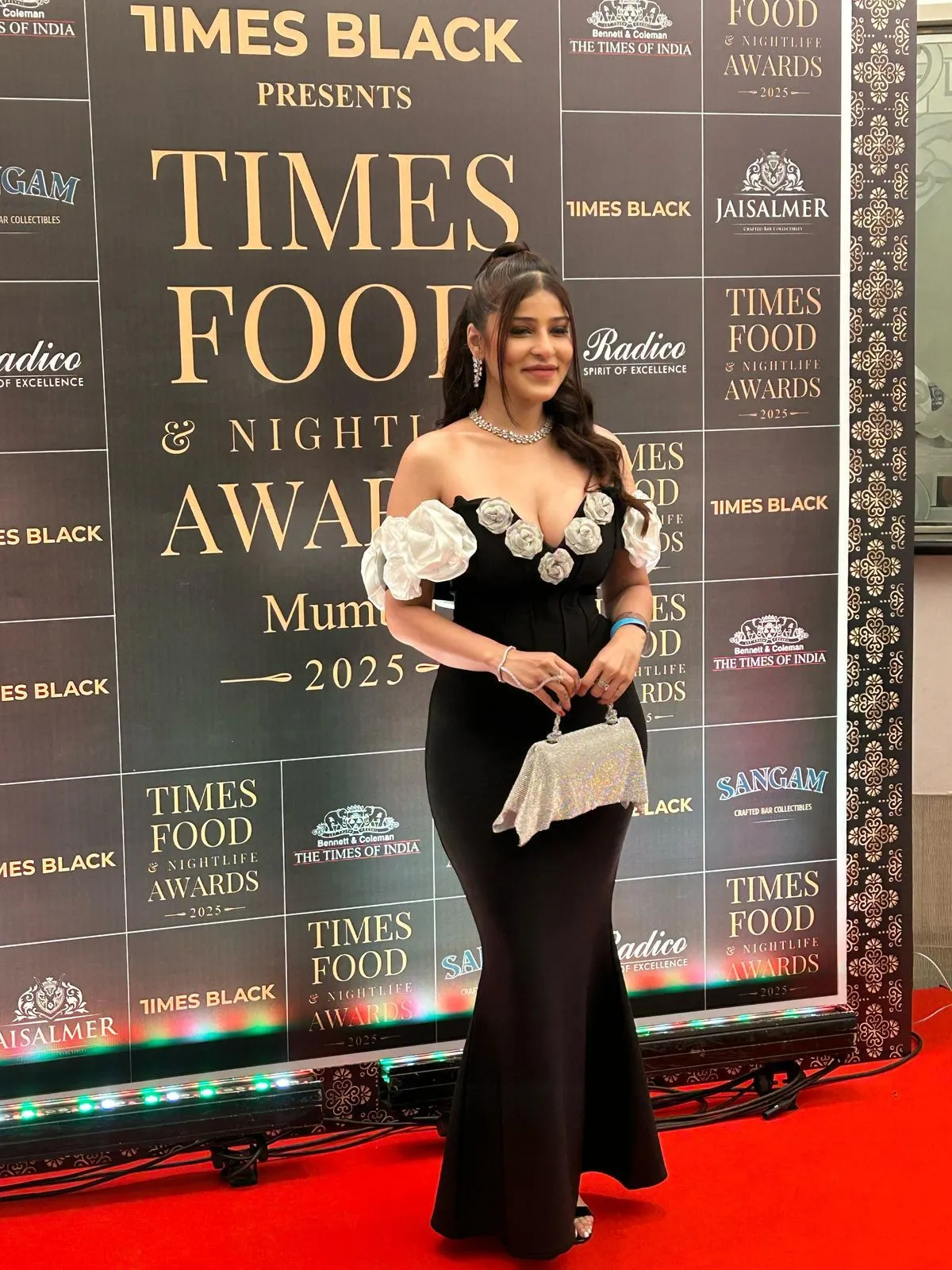 Edin Rose stood out in an elegant ensemble that highlighted her glowing skin and statuesque figure. The dress she chose for the event was nothing short of striking, with a perfect balance of sophistication and edge.