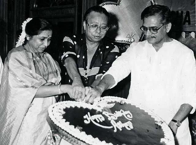 Even today I remain standing until Lata didi sits down - Asha Bhosle