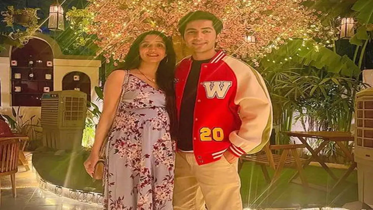 Pandya Store actor Akshay Kharodia and wife Divya Punetha to welcome their  first baby; actor shares a picture from their maternity shoot - Times of  India