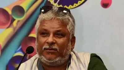 Sudipto Sen shoots for Bastar despite injury? | Republic World