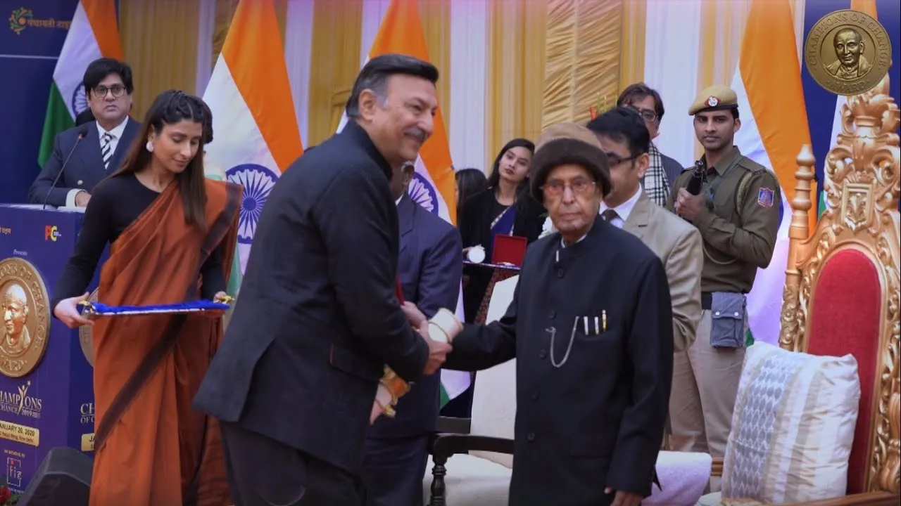 Suresh Oberoi Culture receiving Champions Of Change Award 2019 from Pranab  Mukherjee
