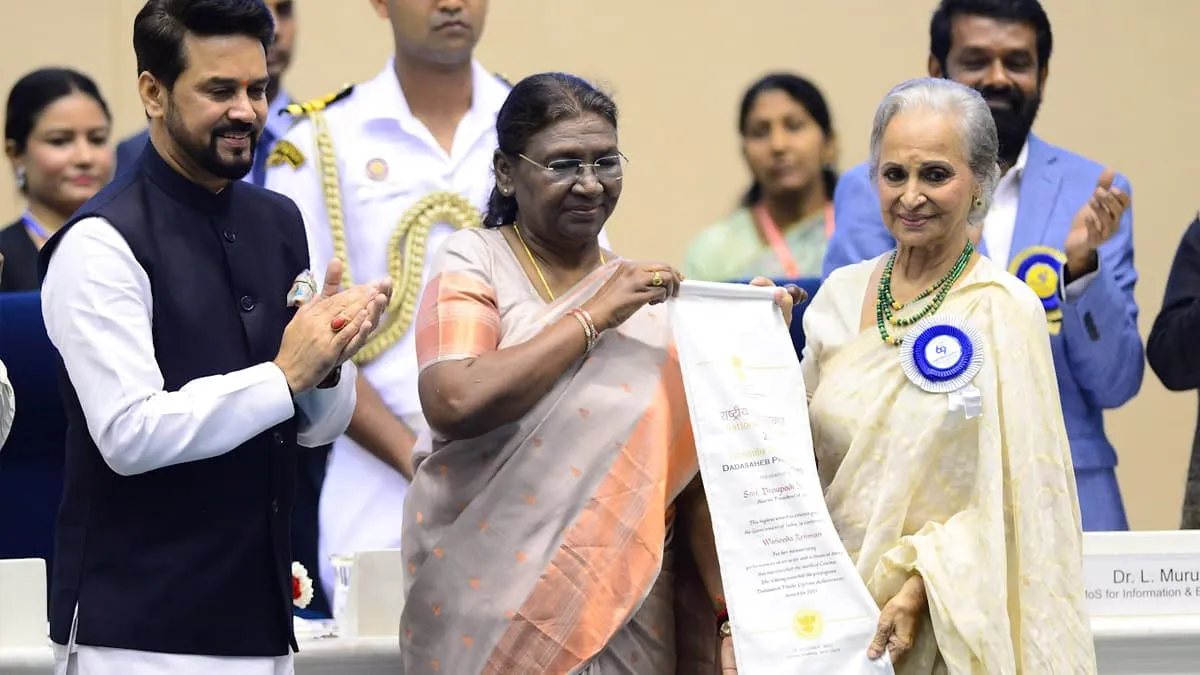 69th National Film Awards: Waheeda Rehman Gets Emotional As She Accepts  Dadasaheb Phalke Lifetime Achievement Award From President Droupadi Murmu |  LatestLY