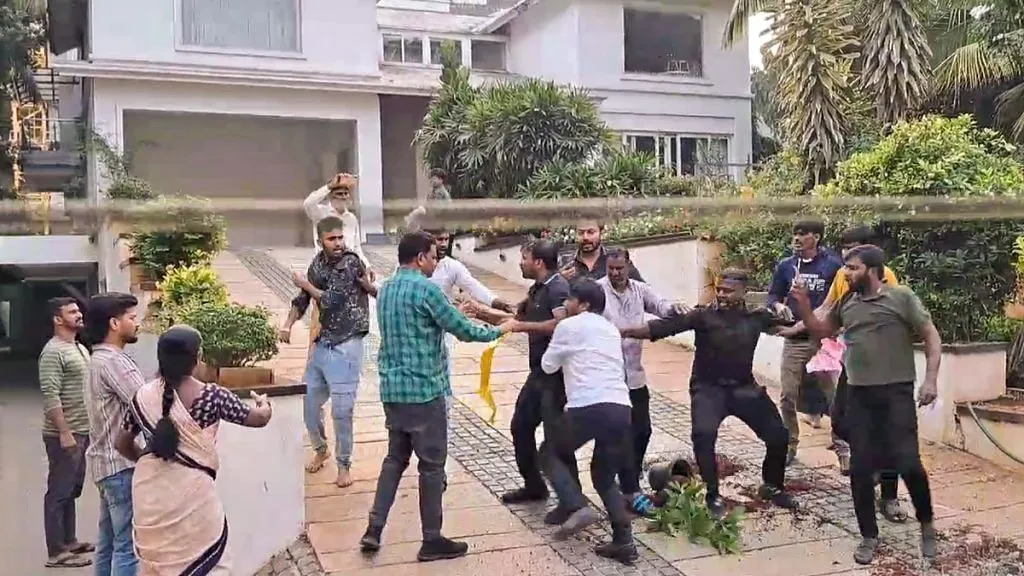Osmania Univesity panel members vandalise Allu Arjun's Hyderabad house over  Pushpa 2 stampede case