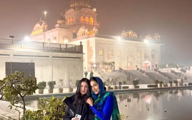 Sara Ali Khan Seeks Blessings At Bangla Sahib - Ghaint Punjab