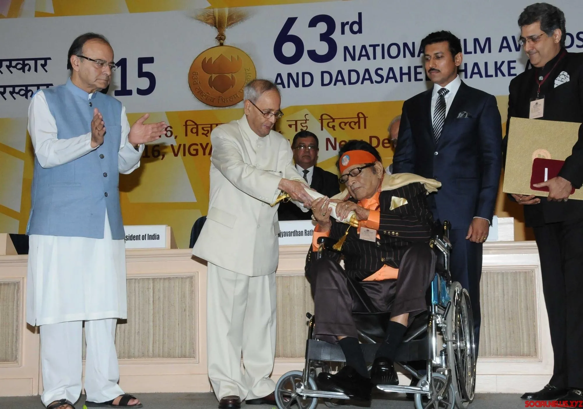 Dadasaheb Phalke Award well-deserved honour for Manoj Kumar: Jaitley