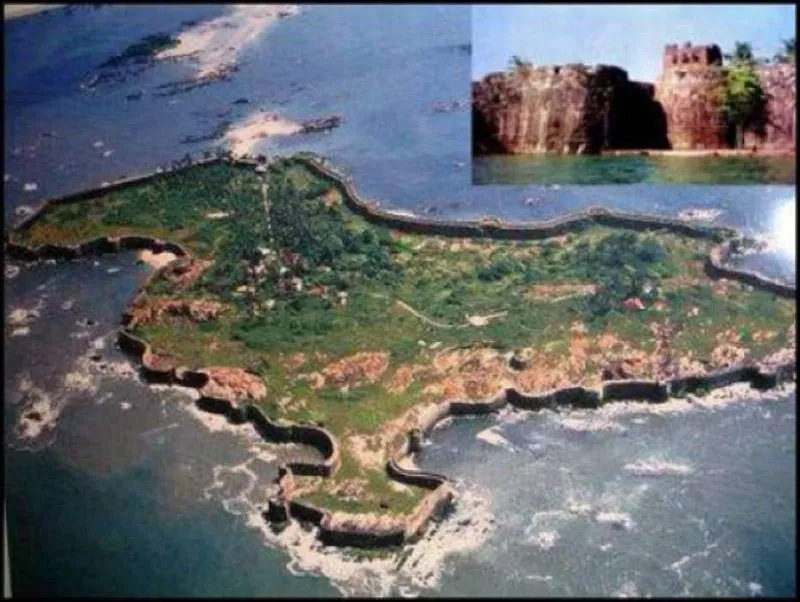 the-imposing-sindhudurg-fort-after-which-the-district-is-named