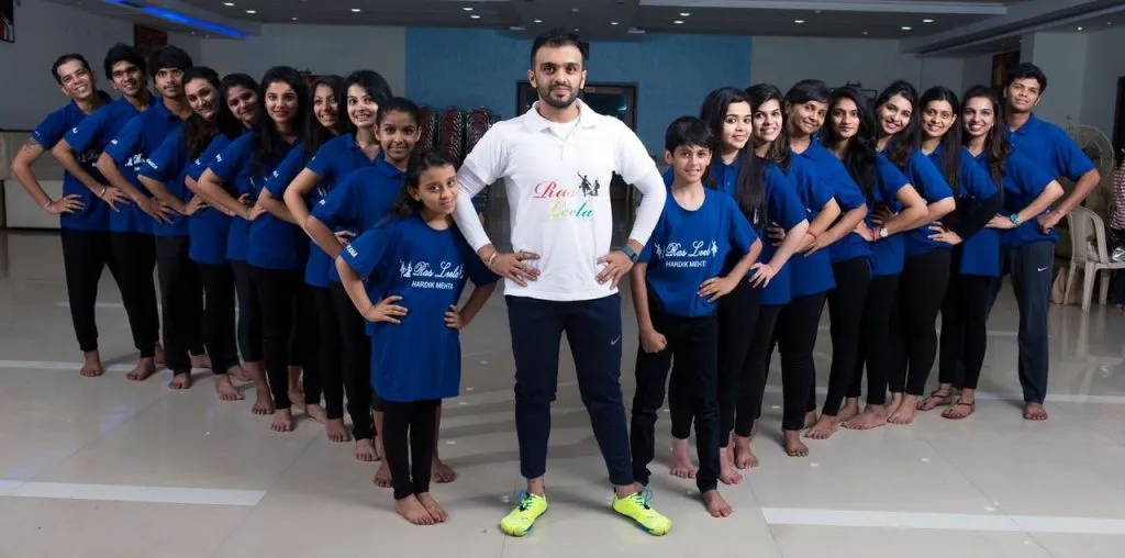 teacher-hardik-mehta-with-students-at-rasleela-dancing-class-in-mumbai