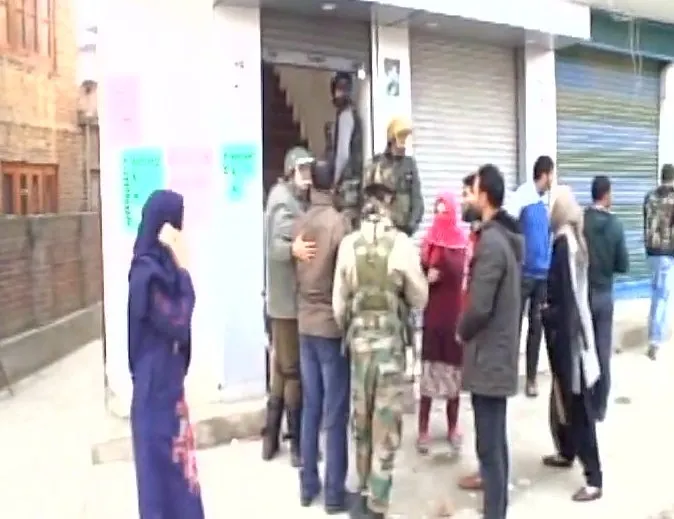 Gunmen loot Rs 11 lakh from Kashmir bank