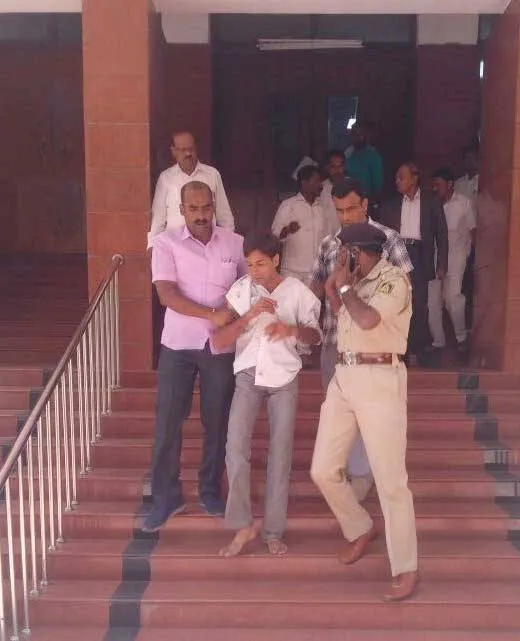 The accused caught by the security personnel 