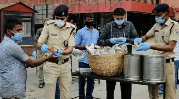 food distribution by RPF jawans of WR