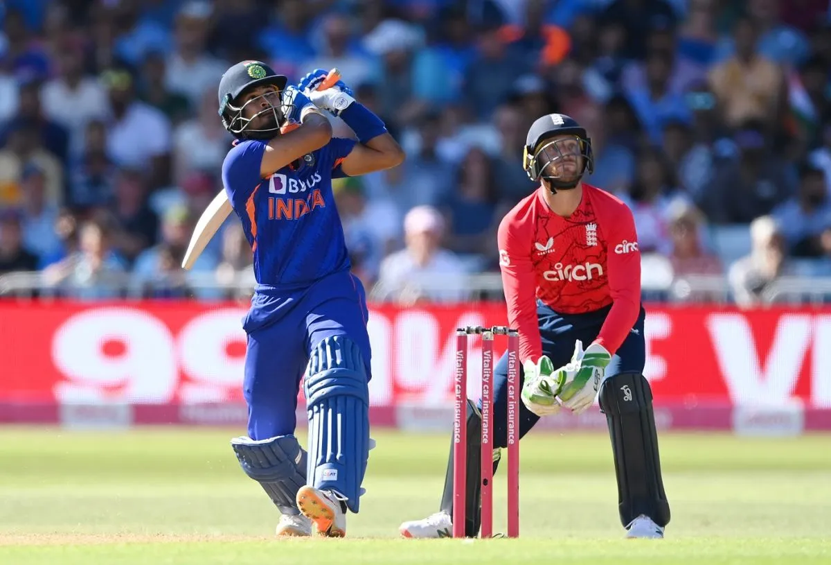 Shreyas Iyer deposits a Moeen Ali full toss over deep midwicket, England vs India, 3rd men's T20I, Nottingham, July 10, 2022