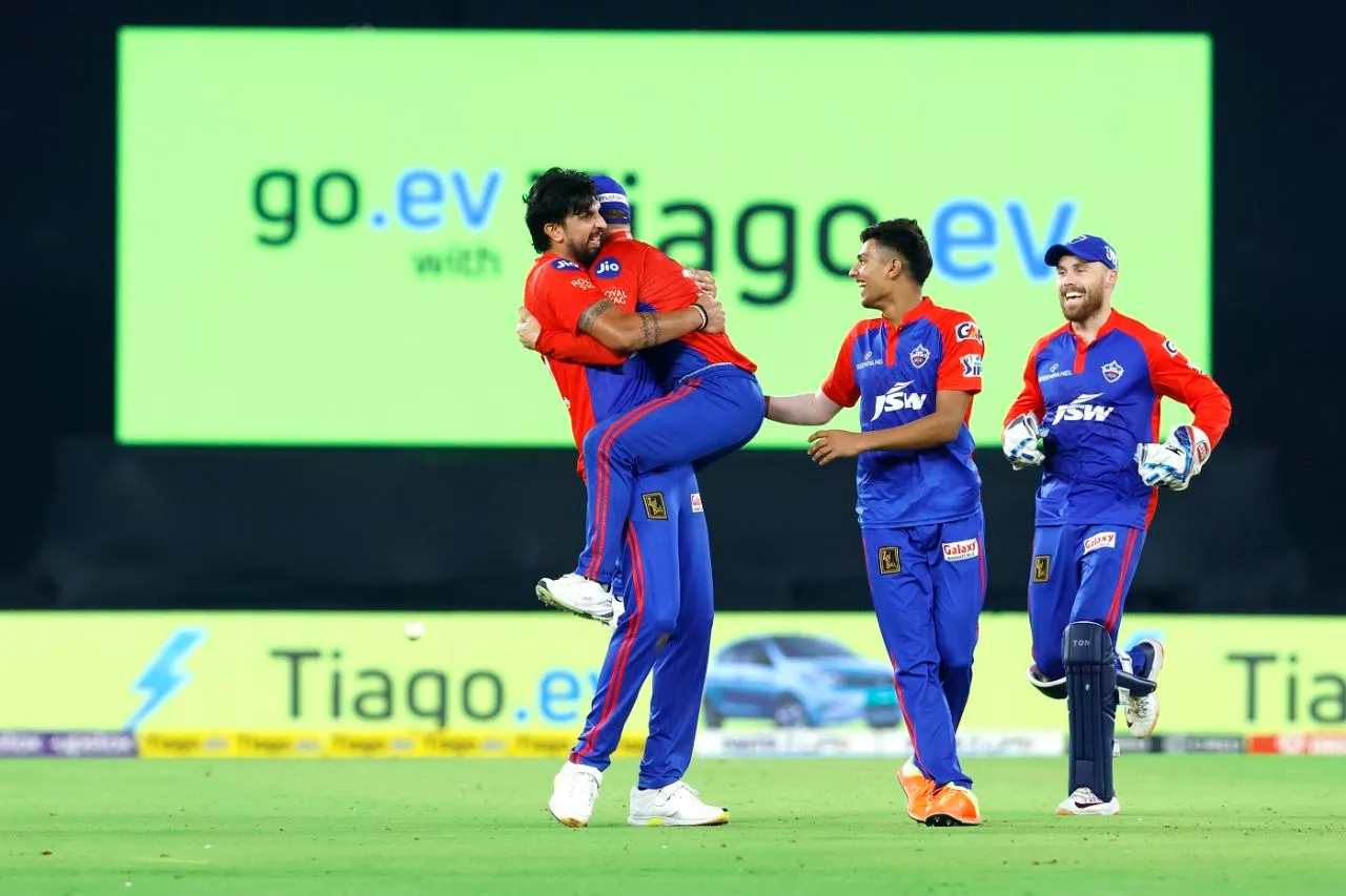 Ishant Sharma gets an excited hug from David Warner after defending 11 in the last over, Gujarat Titans vs Delhi Capitals, IPL 2023, Ahmedabad, May 2, 2023