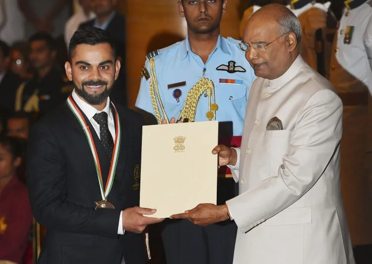 Virat Kohli recieving rajiv gandhi khel ratna award