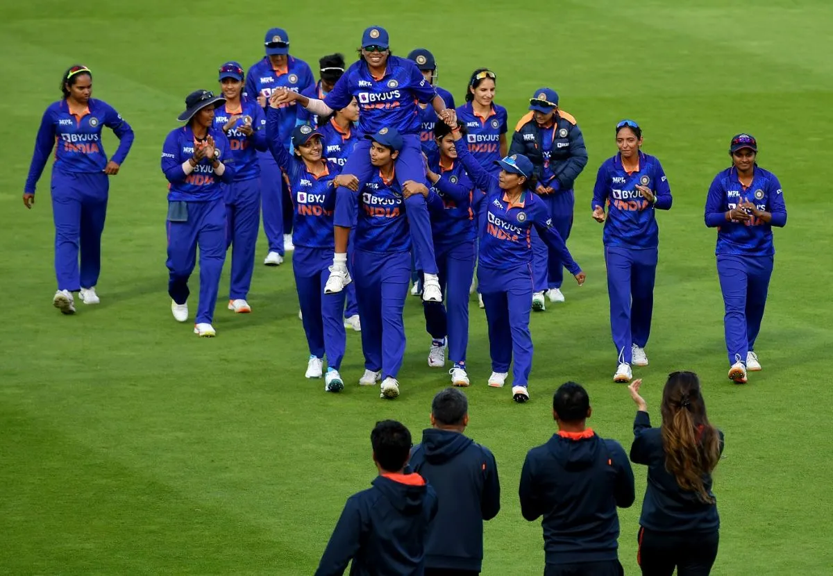 A last goodbye to Jhulan Goswami's fans, on the shoulders of her team-mates, England vs India, 3rd ODI, Lord's, London, September 24, 2022 