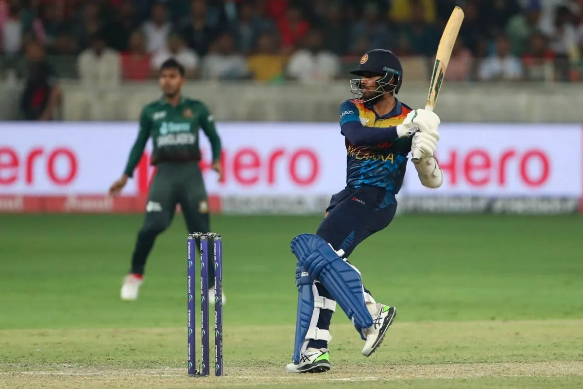 Dasun Shanaka plays the pull shot, Bangladesh vs Sri Lanka, Men's T20 Asia Cup, Dubai, September 1, 2022