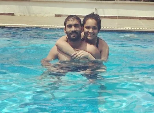 dinesh-karthik-wife-dipika-pallikal-share-under-water-photo-goes-viral