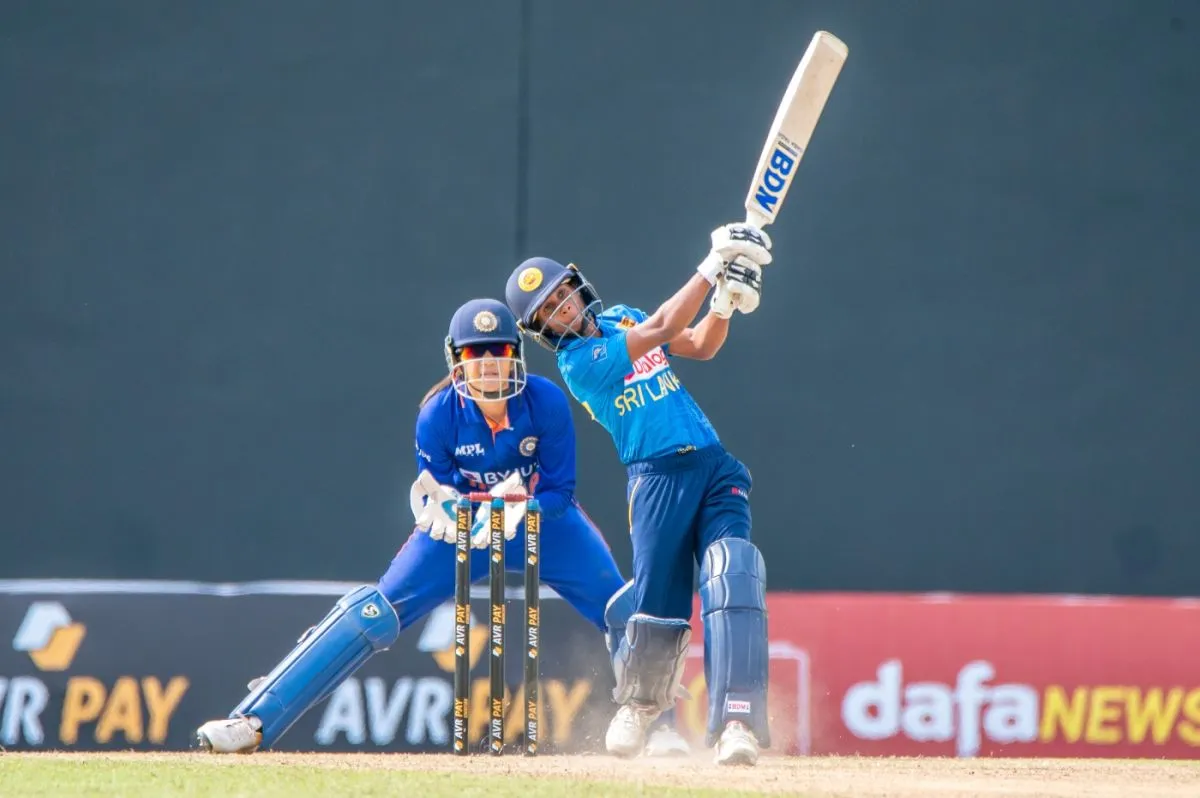 Nilakshi de Silva goes over the top, Sri Lanka vs India, 3rd women's ODI, Pallekele, July 7, 2022 