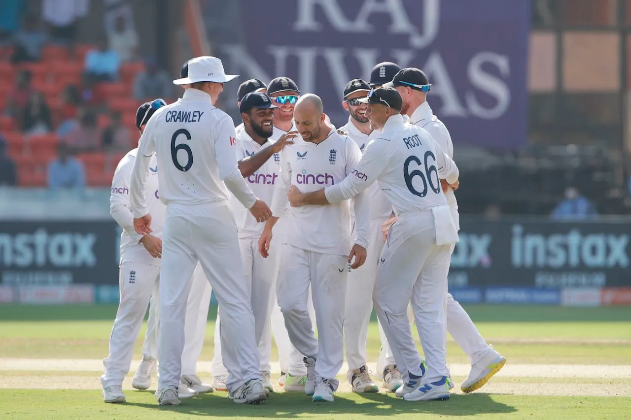 England get around Jack Leach after Shreyas Iyer's wicket, India vs England, 1st Test, Hyderabad, 4th day, January 28, 2024