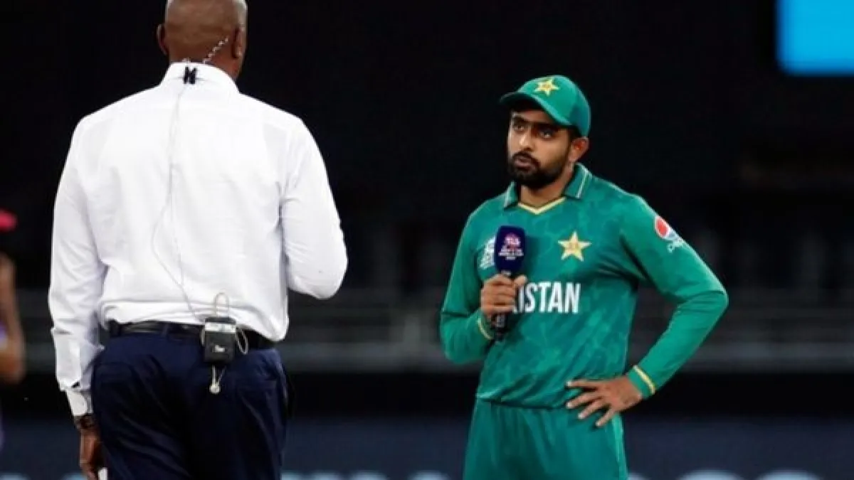 अपनी टूटी-फूटी इंग्लिश के चलते बुरी तरह ट्रोल हुए Babar Azam, वीडियो देख पेट पकड़कर हंसेंगे आप | Babar Azam trolled for his funny english video breaks internet - Hindi Oneindia