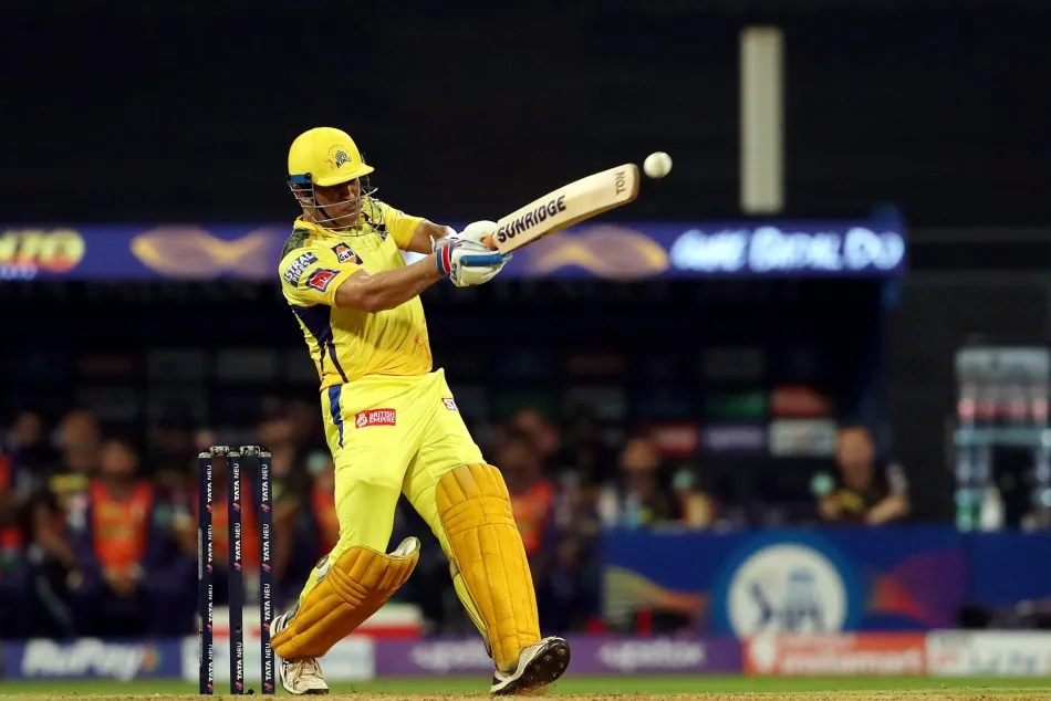 IPL 2022: MS Dhoni hits SIX on the first ball he faces, fans say 'Hotstar crashes' - myKhel