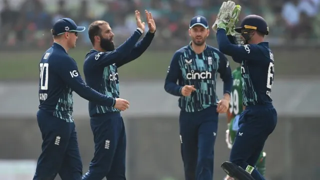 Dawid Malan century helps England to victory over Bangladesh in the First ODI - BAN vs ENG 1st ODI: मलान की शतकीय पारी के बावजूद मुश्किल से जीता इंग्लैंड, बांग्लादेशी गेंदबाजों ने