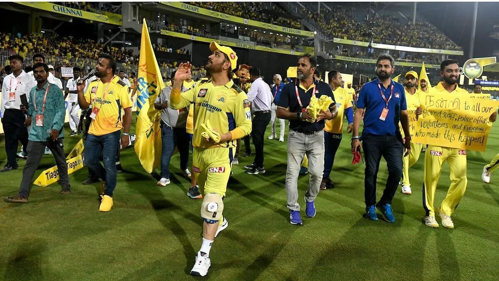 एम एस धोनी के घुटने की सर्जरी को लेकर आया बड़ा अपडेट, मुंबई में हो रहा है इलाज