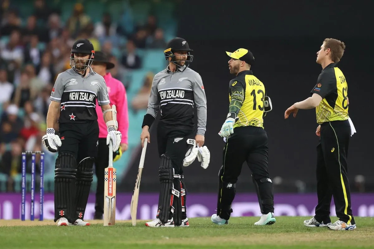 Matthew Wade has a word with Devon Conway while Kane Williamson plays bystander, Australia vs New Zealand, ICC Men's T20 World Cup 2022, Sydney, October 22, 2022<br />
