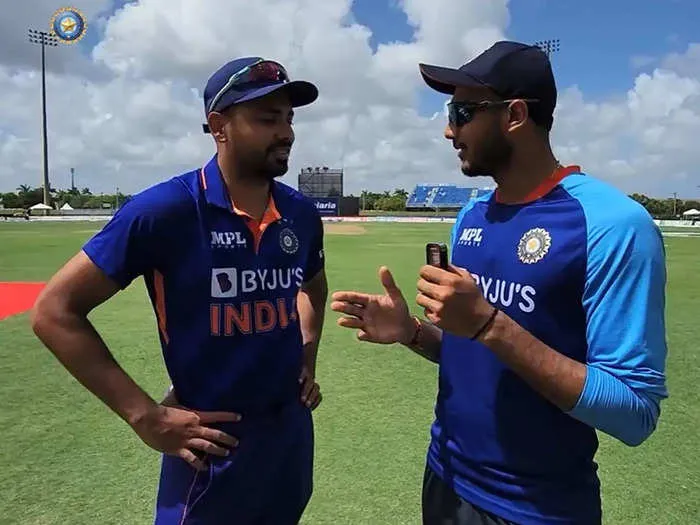 Axar Patel Avesh Khan: ऐसा क्या टॉनिक लेकर आए थे भाई... अक्षर पटेल के सवाल पर आवेश खान हुए शरम से लाल - ind vs wi watch axar patel avesh khan funny