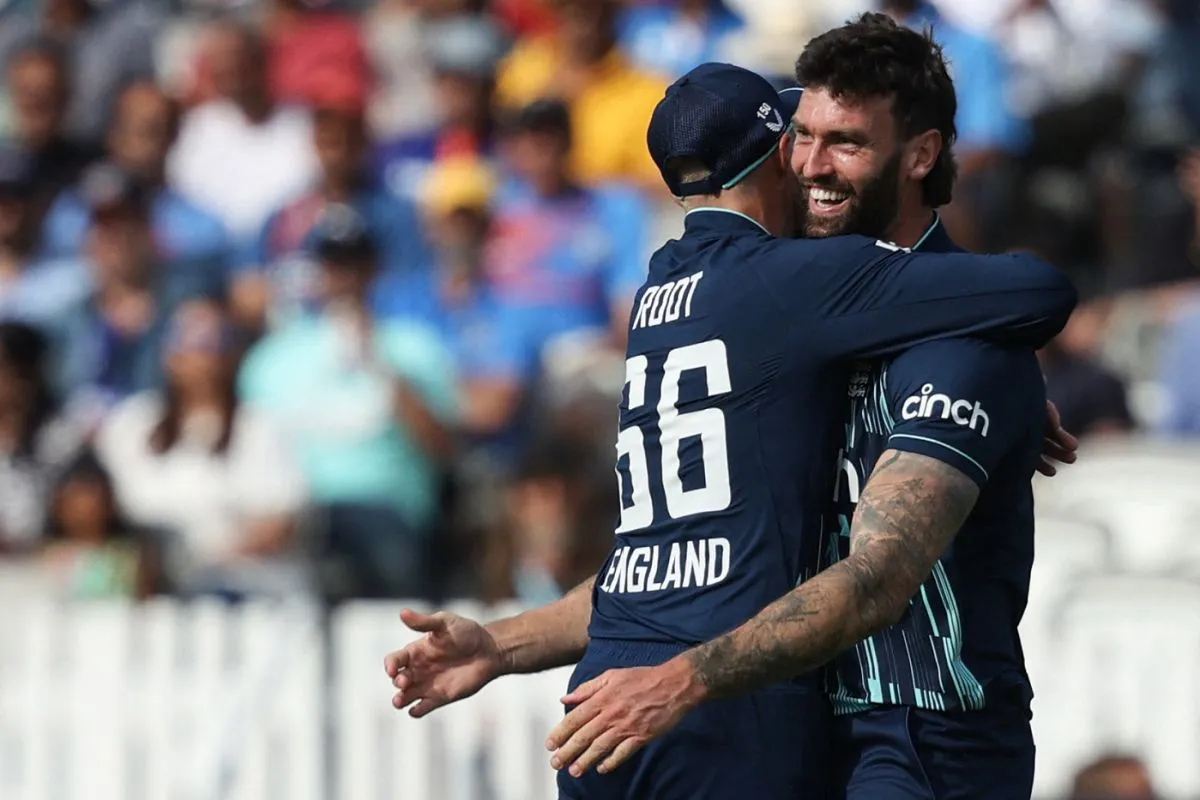 Reece Topley celebrates with Joe Root, England vs India, 2nd ODI, Lord's, London, July 14, 2022<br />
