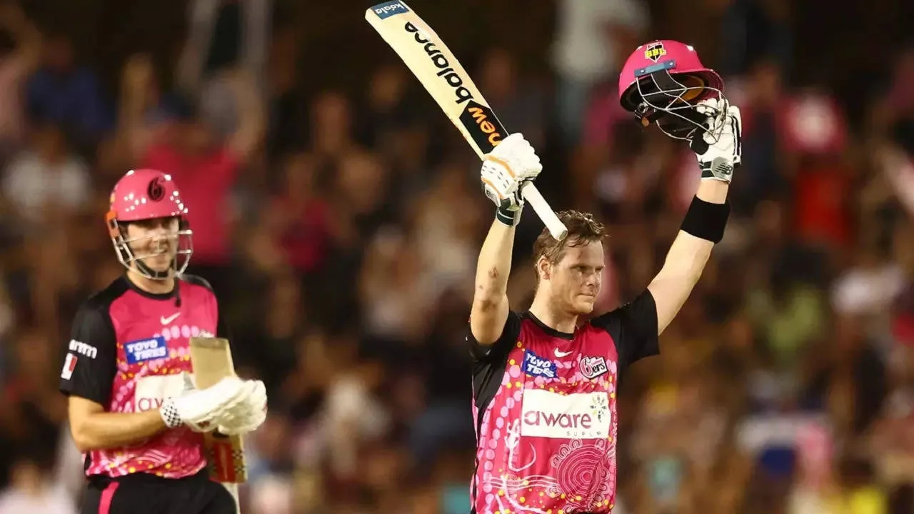 Steve Smith, Big Bash league: sydney sixers batsman steve smith scores century against adelaide strikers in bbl-56 गेंदें, 7 छक्के, 5 चौकेः टेस्ट के बाद अब टी20 में स्टीव स्मिथ का कहर,