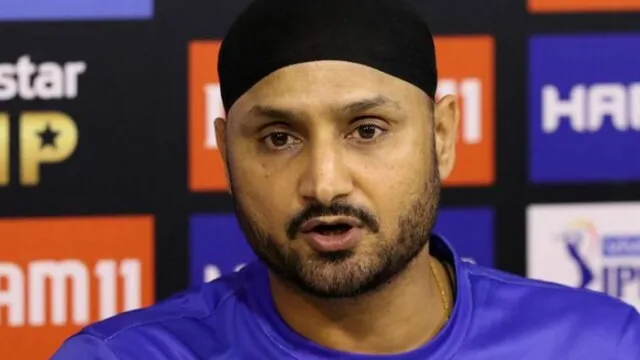 Harbhajan Singh after England defeats team India in semis Axar Patel and Ravichandran Ashwin failed to bowl like spinners - अश्विन और अक्षर की गेंदबाजी देख तिलमिलाए हरभजन सिंह, चहल को मौका