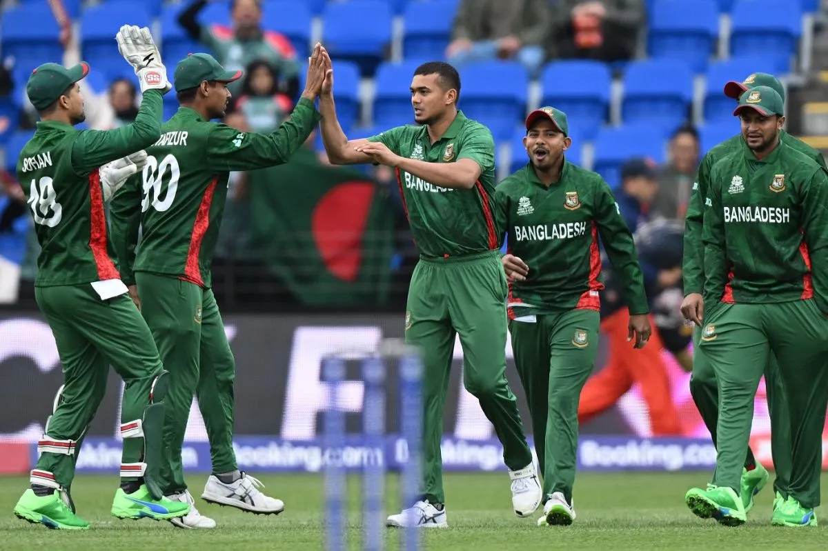 Two in two: Taskin Ahmed sent back two Dutch batters off the first two balls of the chase, Bangladesh vs Netherlands, ICC Men's T20 World Cup 2022, Hobart, October 24, 2022 