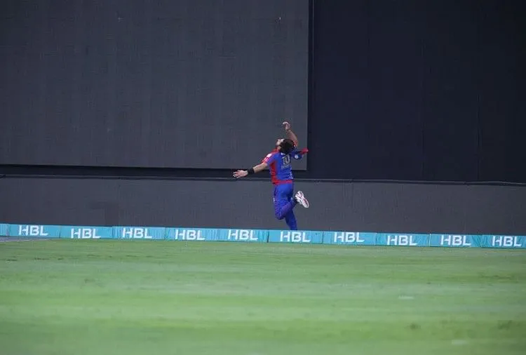 shahid afridi take a super catch in psl 2018