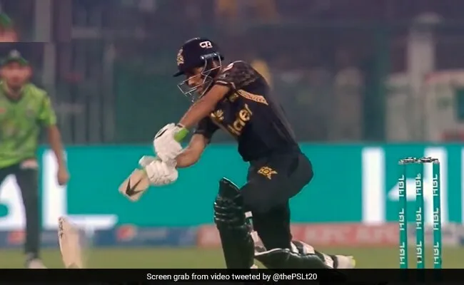 Watch Video Shaheen Shah Afridi Break Mohammad Haris Bat in PSL 2023 Match Video Viral - शाहीन अफरीदी ने मचाया गदर, गेंद से बल्लेबाज का पहले तोड़ा बल्ला फिर उड़ा दी गिल्लियां, Video