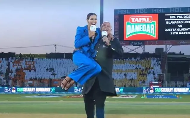 PSL 2023: WATCH – Danny Morrison lifts Erin Holland in his lap during the pre-match chat