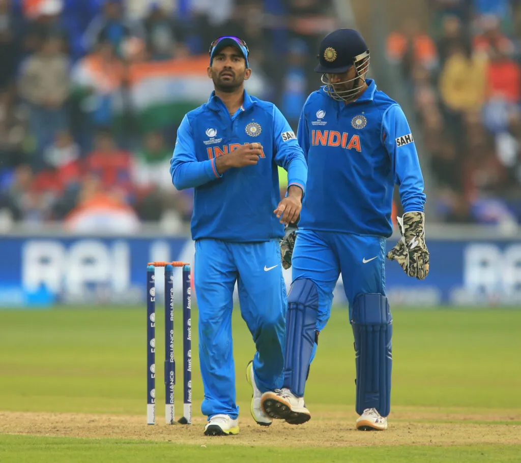 dinesh karthik with dhoni
